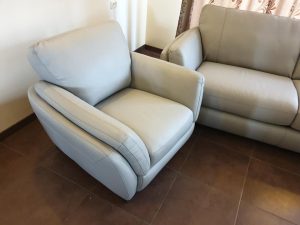Minkštų baldų komplektas - odinė trivietė sofa ir foteliai